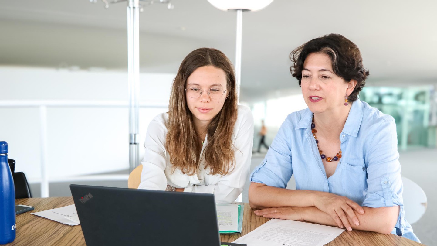 Valentina Rossi (left) and Ingrid Le Duc (right) lead the working group highlighting the Archimedean Oath. © 2024 EPFL/Julie Clerget