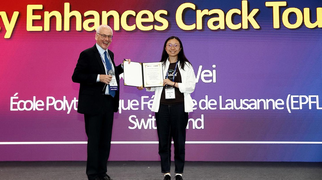 Professor Norman Fleck (University of Cambridge) presents Xinyue Wei with her award at ICTAM 2024 © ICTAM 2024 Professor Norman Fleck (University of Cambridge) presents Xinyue Wei with her award at ICTAM 2024 © ICTAM 2024