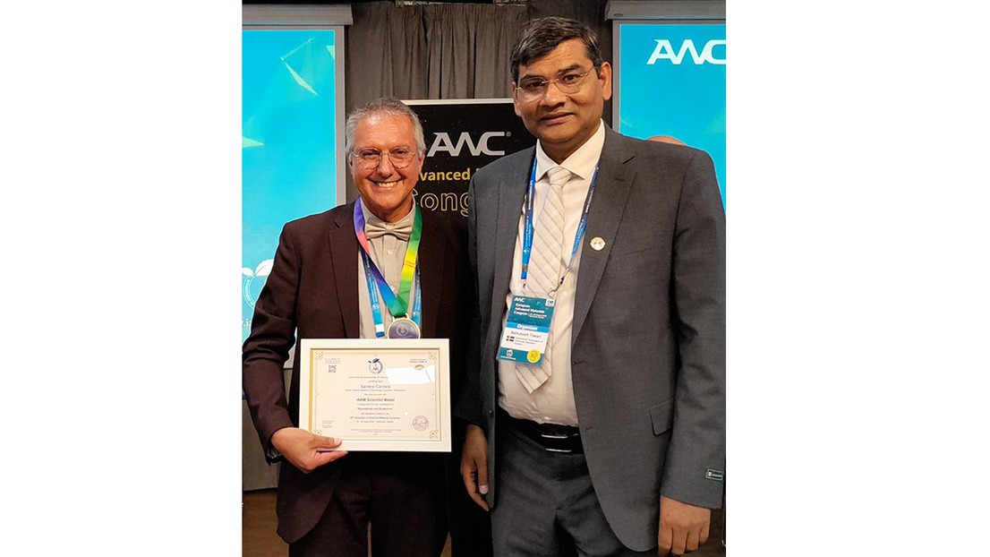 Sandro Carrara, left, receives his award from congress organizer Ashutosh Tiwari © Sandro Carrara