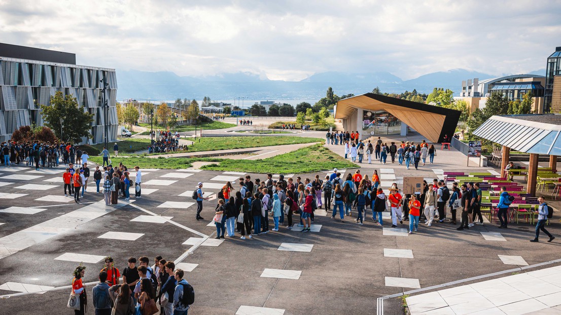 Etudiants et étudiantes sur le campus - 2024 EPFL/Jamani Caillet - CC-BY-SA 4.0