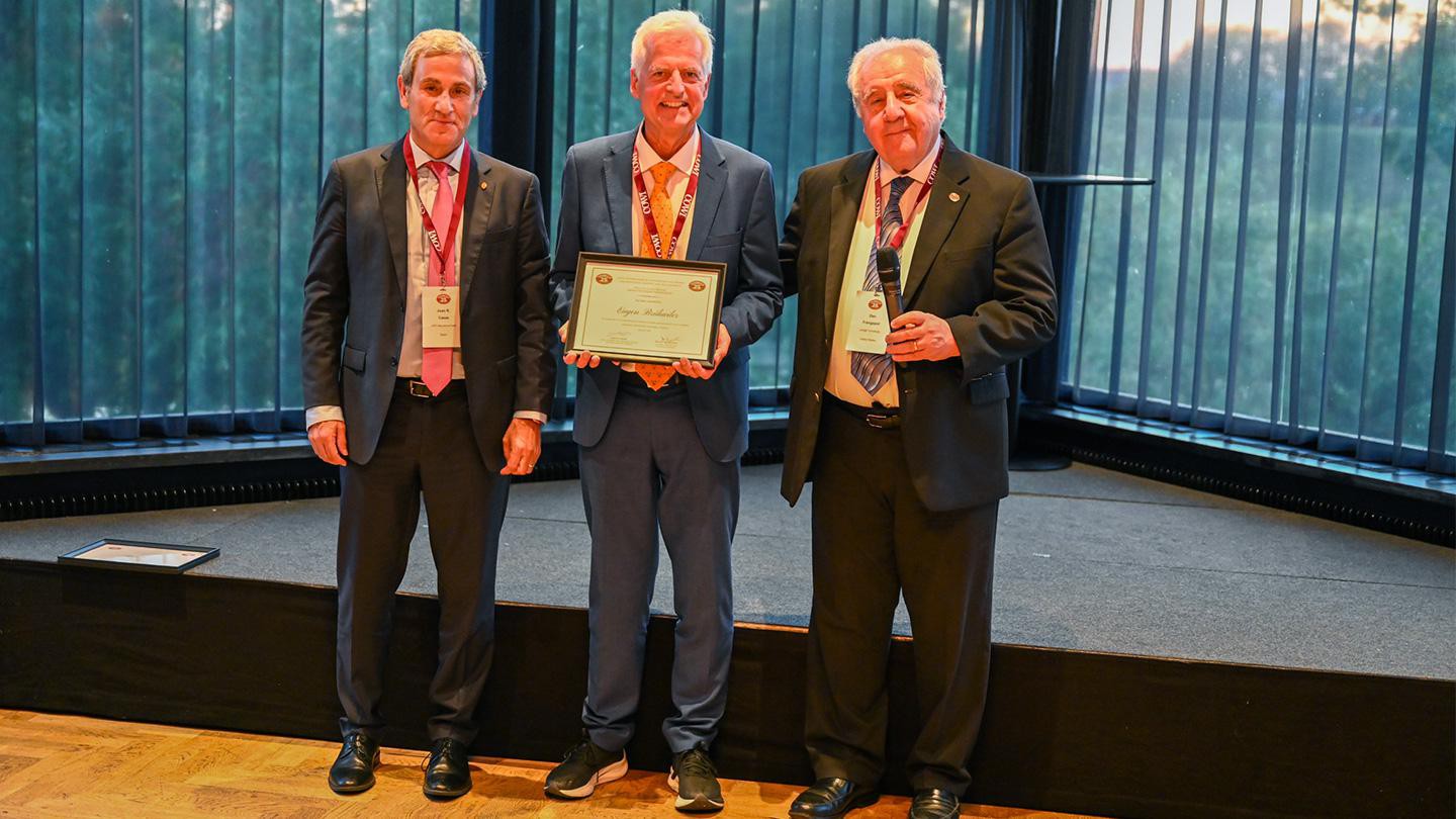 The awardee and Prof. Dan Frangopol, President of IABMAS (right), and Prof. Joan Casas, Secretary of IABMAS (left).