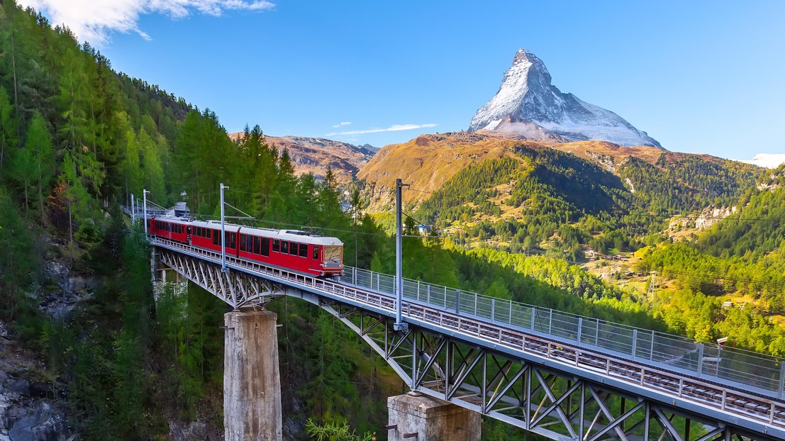 Le réseau Matterhorn-Gotthard Bahn relie Brigue à Zermatt. © iStock Photos