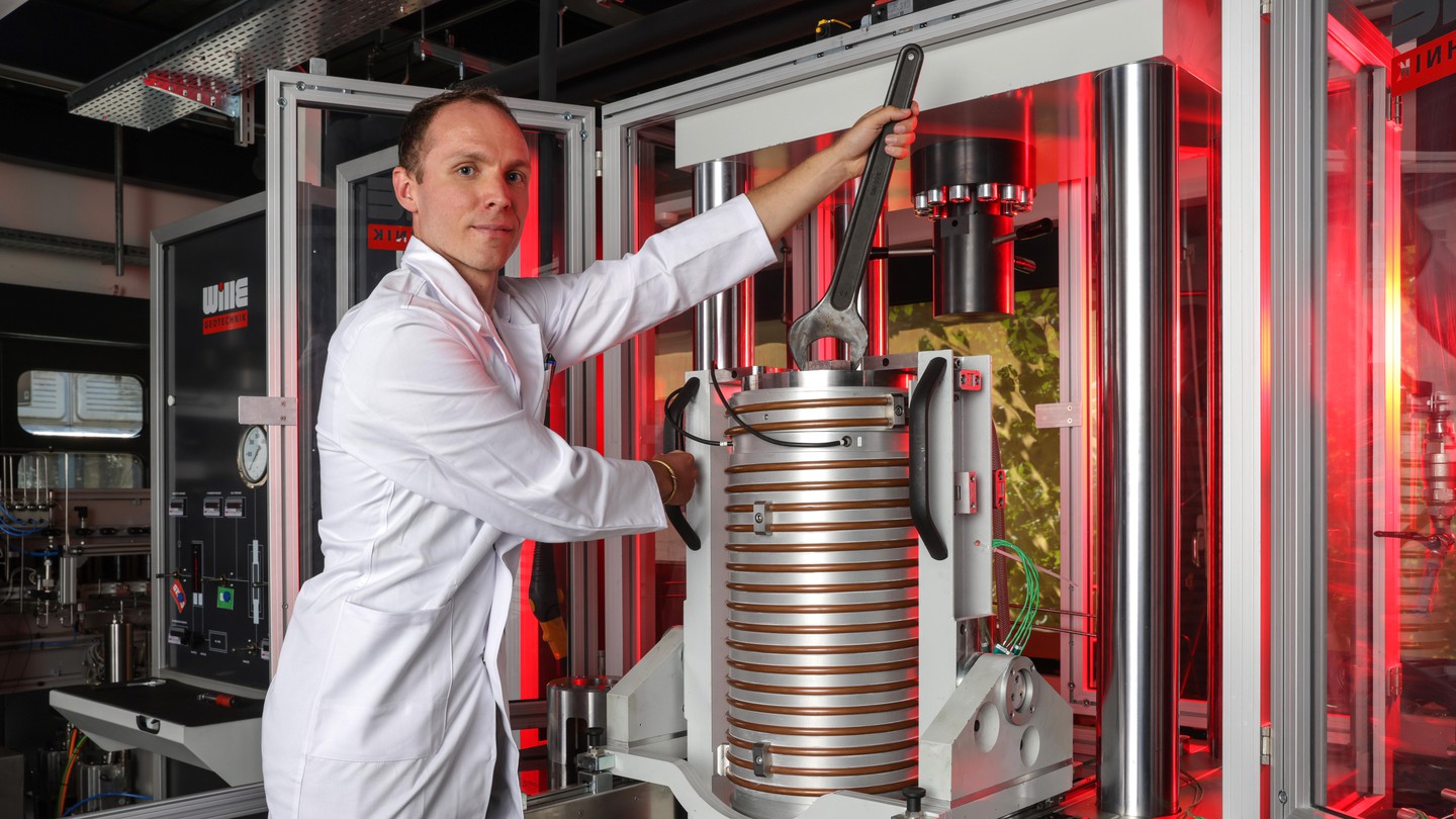 Gabriel Meyer ferme la presse TARGET, nouvel outil de mesure  du Laboratoire expérimental des roches (LEMR). © 2024 EPFL/Alain Herzog - CC-BY-SA 4.0