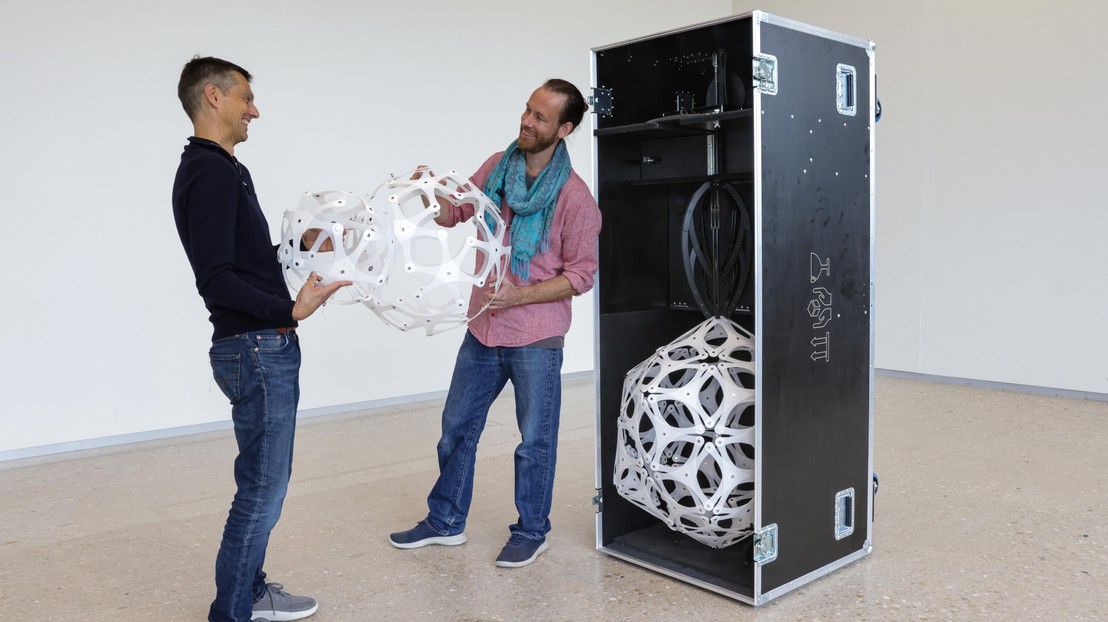 Mark Pauly et Josua Putzke avec l'œuvre d'art et ses prototypes © 2024 EPFL/Alain Herzog - CC-BY-SA 4.0