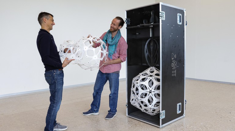 Mark Pauly et Josua Putzke avec l'œuvre d'art et ses prototypes © 2024 EPFL/Alain Herzog - CC-BY-SA 4.0