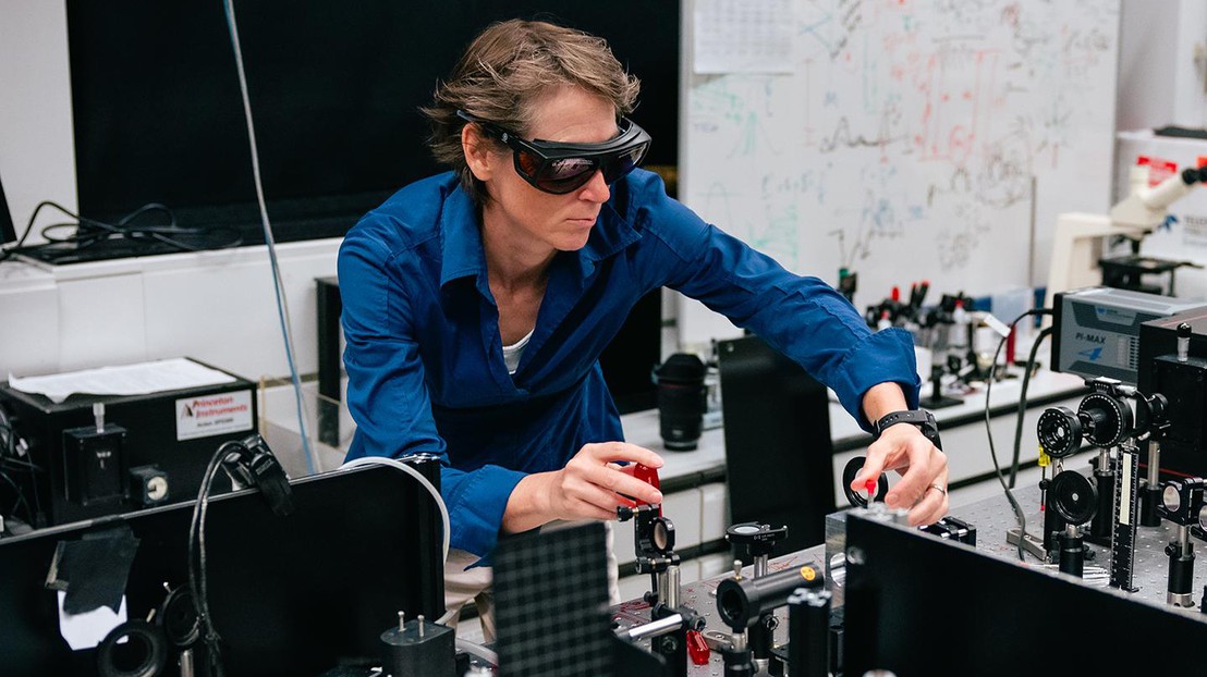 Professor Sylvie Roke with the correlated vibrational spectroscopy (CVS) setup in EPFL's Laboratory for Fundamental BioPhotonics © 2024 Jamani Caillet