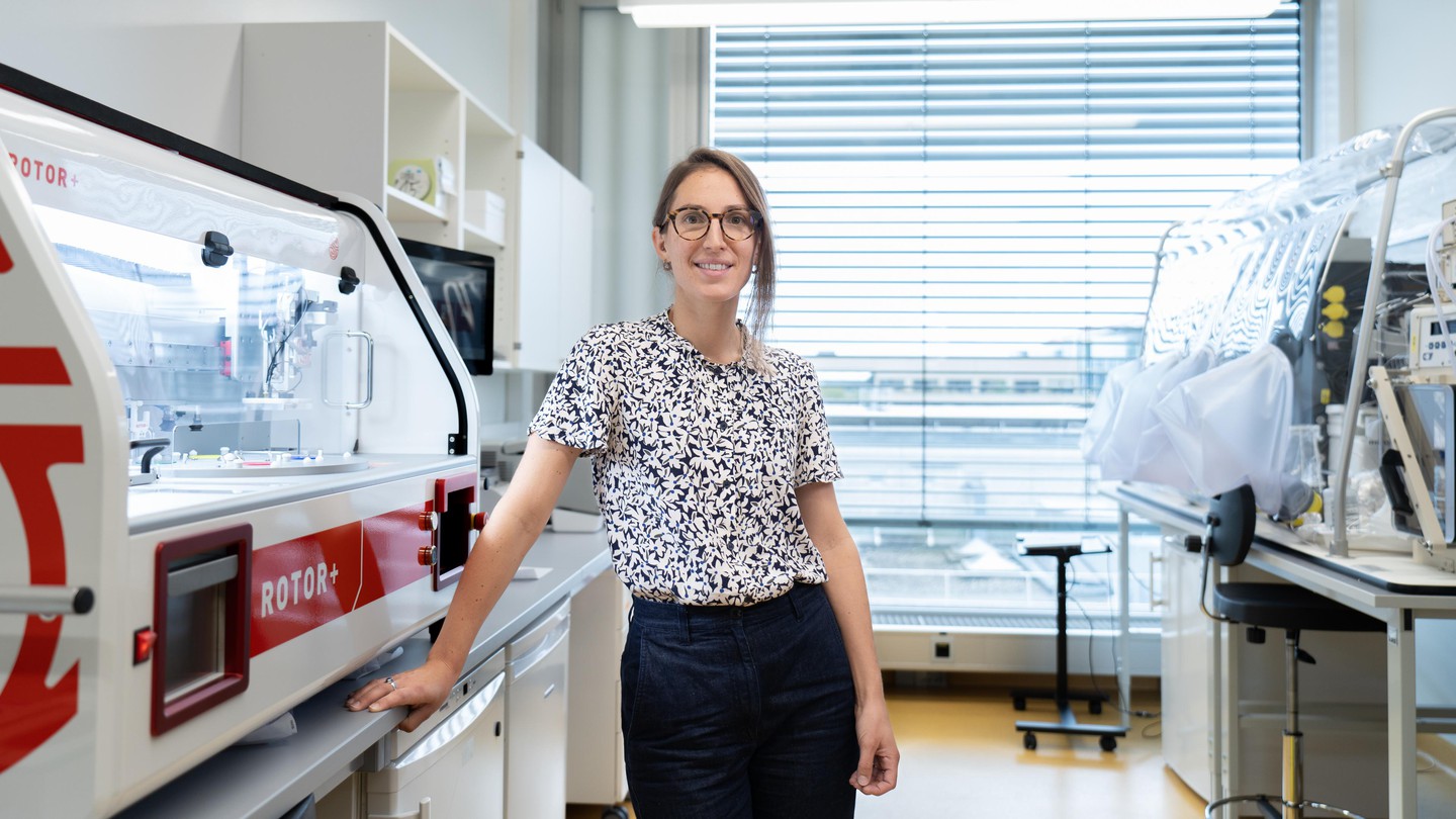 Camille Goemans dans son labo. Crédit: Titouan Veuillet (EPFL)