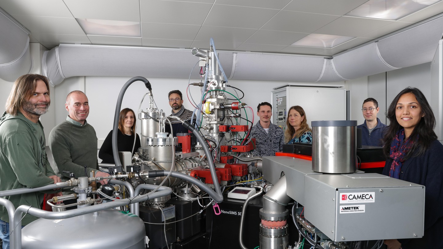 The research team around the CryoNanoSIMS instrument. © 2025 EPFL/Alain Herzog - CC-BY-SA 4.0