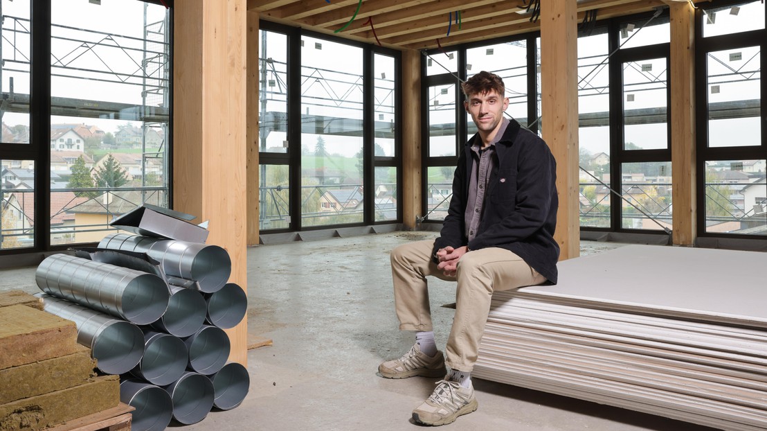 Matthieu Fehlmann, ici sur le chantier de l’extension du collège du cheminet à Penthalaz, réalisé par le bureau  Ferrari Architectes. © 2024 EPFL/Alain Herzog - CC-BY-SA 4.0