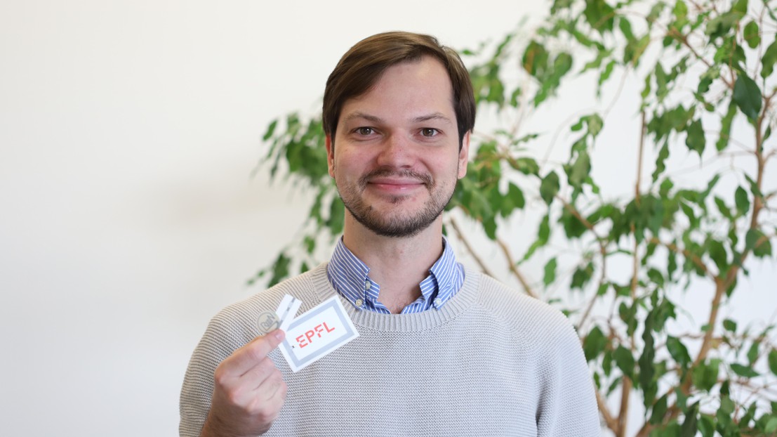 James Bourely with the LMTS's biodegradable sensor © 2024 EPFL