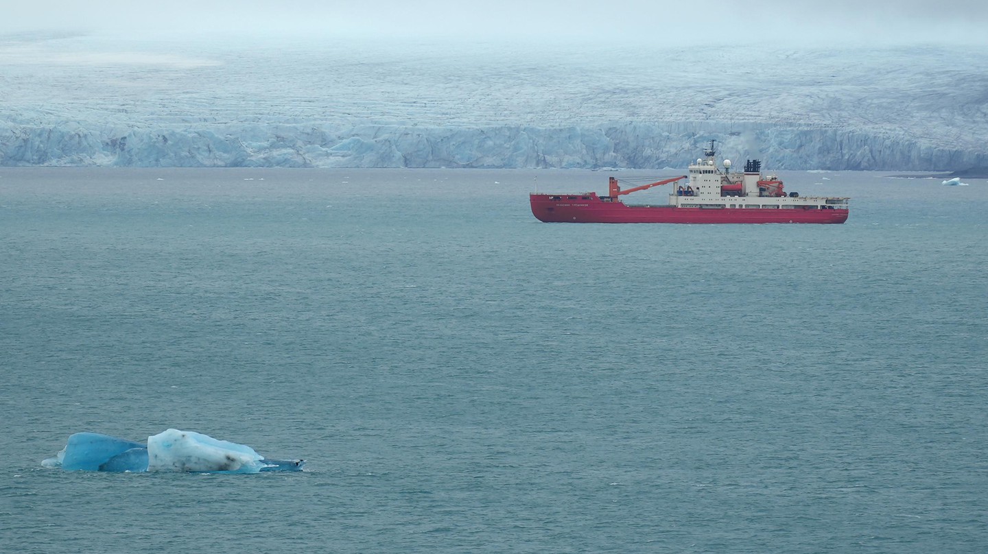 Aboard this icebreaker the Extreme Environments Research Laboratory set up gave its first results © EERL