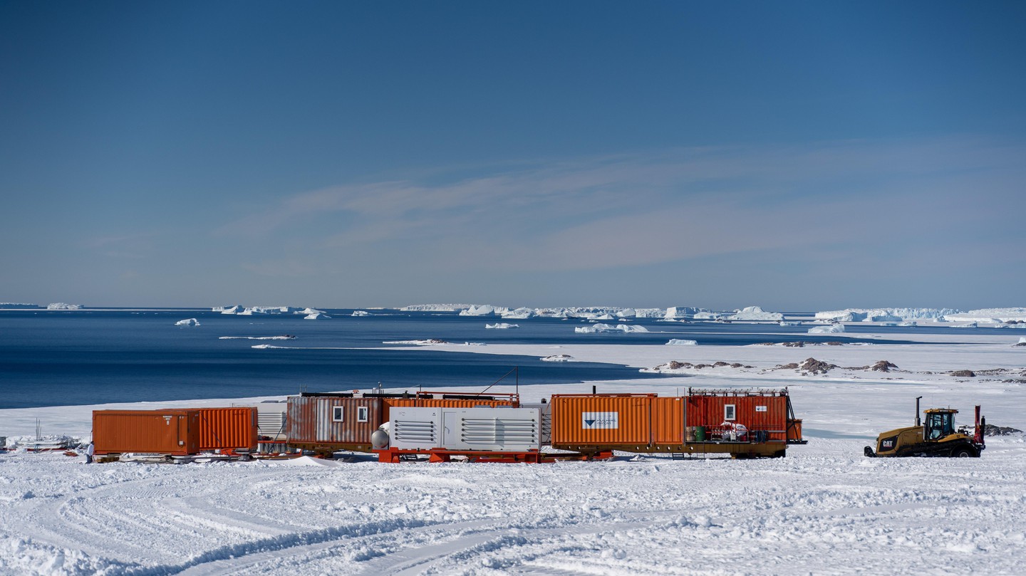 Departure of the AWACA convoy from the Adélie Coast.© Nicolas Pernin / French Polar Institute