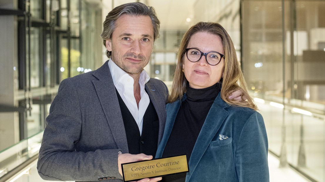 Grégoire Courtine accepting the transition to Neuro X Director from Stéphanie P. Lacour. © 2024 EPFL/Michael Mitchell - CC-BY-SA 4.0