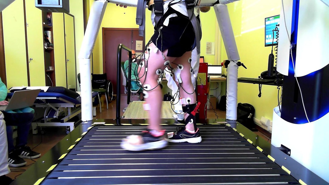 新しい高周波電気刺激技術で麻痺患者の歩行を支援 (Overcoming Muscle Spasms to Help Paraplegics Walk Again)