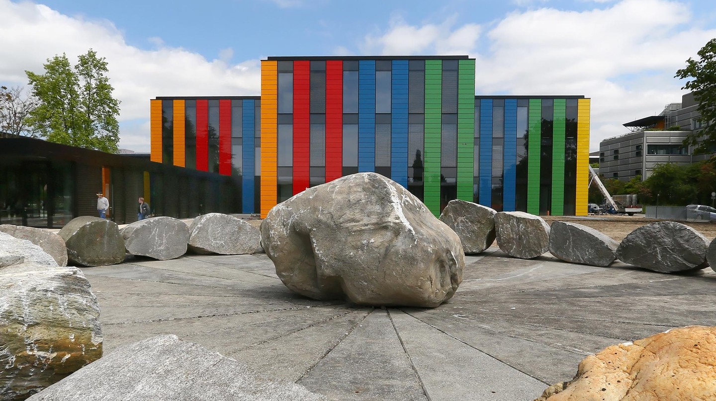 A highly colored building to house the central services of EPFL - EPFL