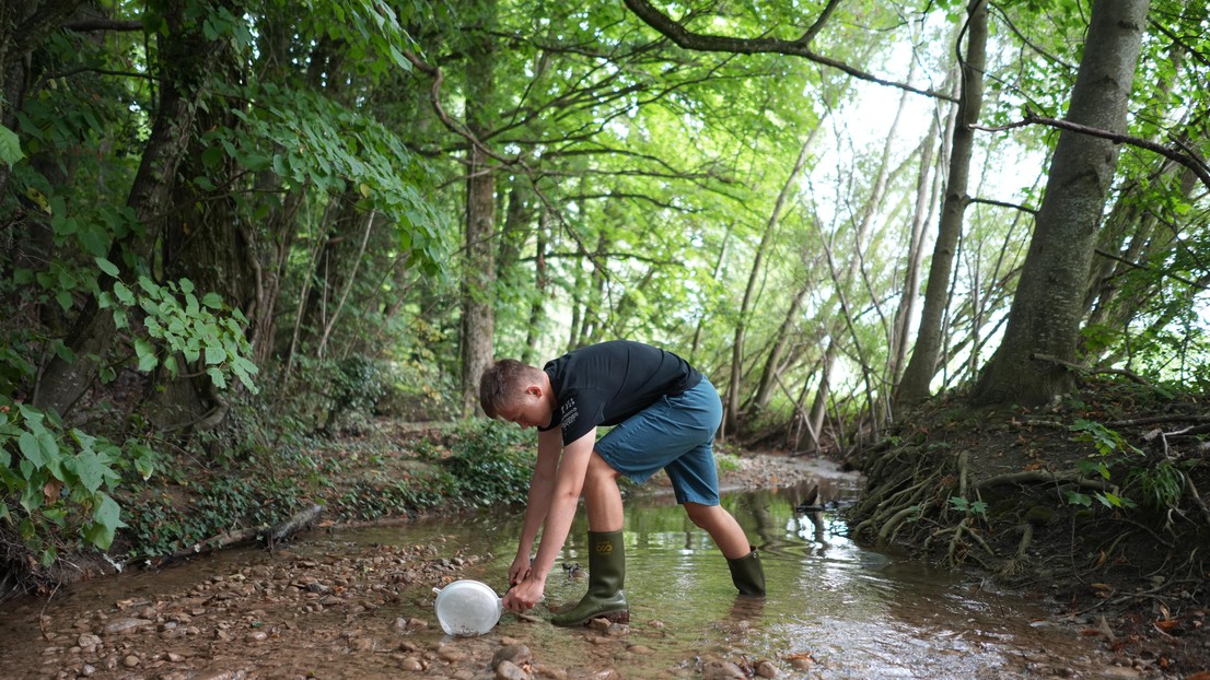 The volunteers went out in the field, collecting sediment and invertebrate samples – indicators of water quality – at 35 sites. © Laureline Duvillard 2024 EPFL The volunteers went out in the field, collecting sediment and invertebrate samples – indicators of water quality – at 35 sites. © Laureline Duvillard 2024 EPFL