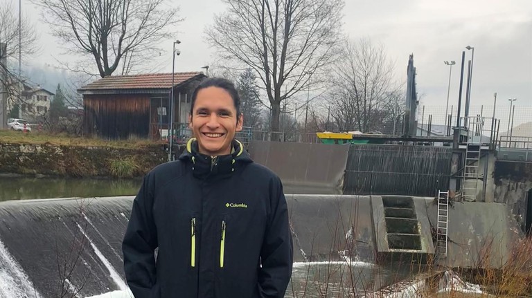 Raphaël Angeles in front of the Dynamo hydropower plant in Courrendlin, on which he worked to make its exploitation more sustainable. © EPFL / 2025