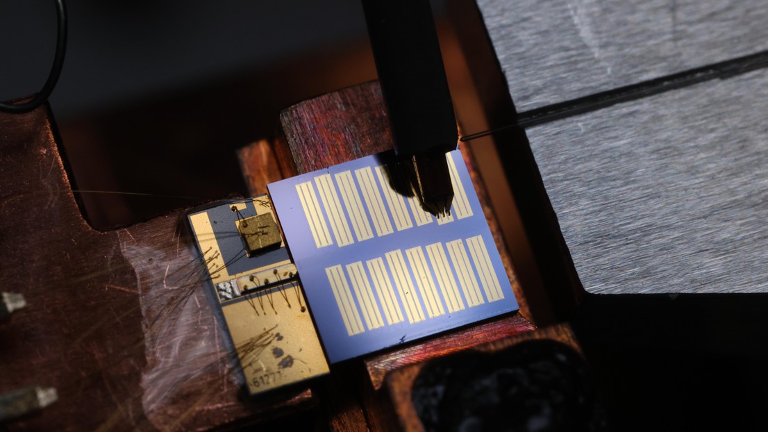 The hybrid-integrated electro-optic frequency comb generator. More than 2000 comb lines covering 450nm spectrum can be generated within a footprint smaller than 1cm2. Credit: Junyin Zhang (EPFL) The hybrid-integrated electro-optic frequency comb generator. More than 2000 comb lines covering 450nm spectrum can be generated within a footprint smaller than 1cm2. Credit: Junyin Zhang (EPFL)