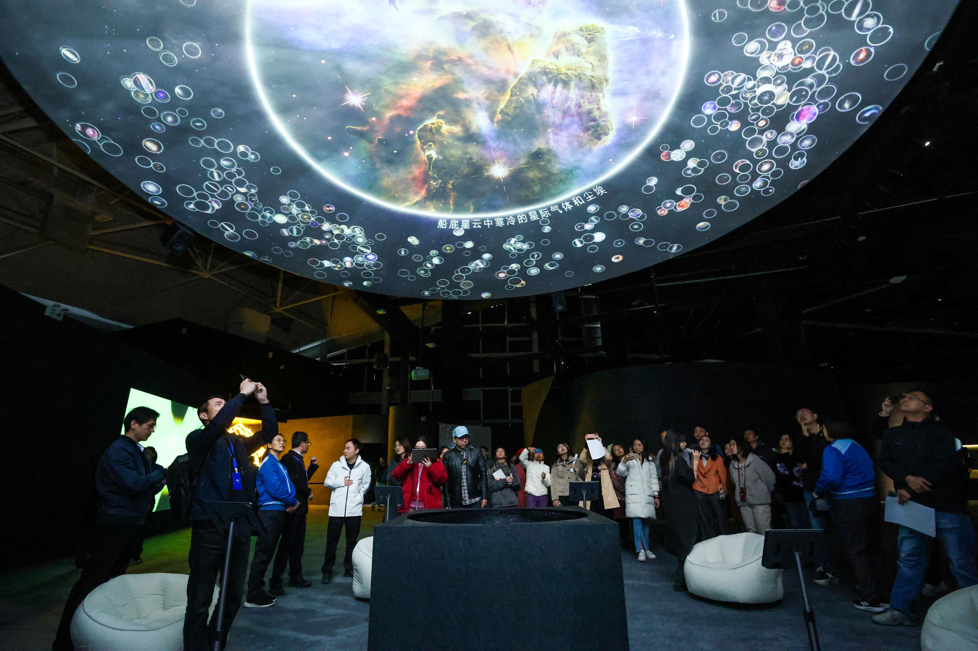 La presse chinoise découvre *Cosmic Collisions*, l'une des installations phares de *Cosmos Archaeology*, créée par le Laboratoire de muséologie expérimentale de l'EPFL (eM+).