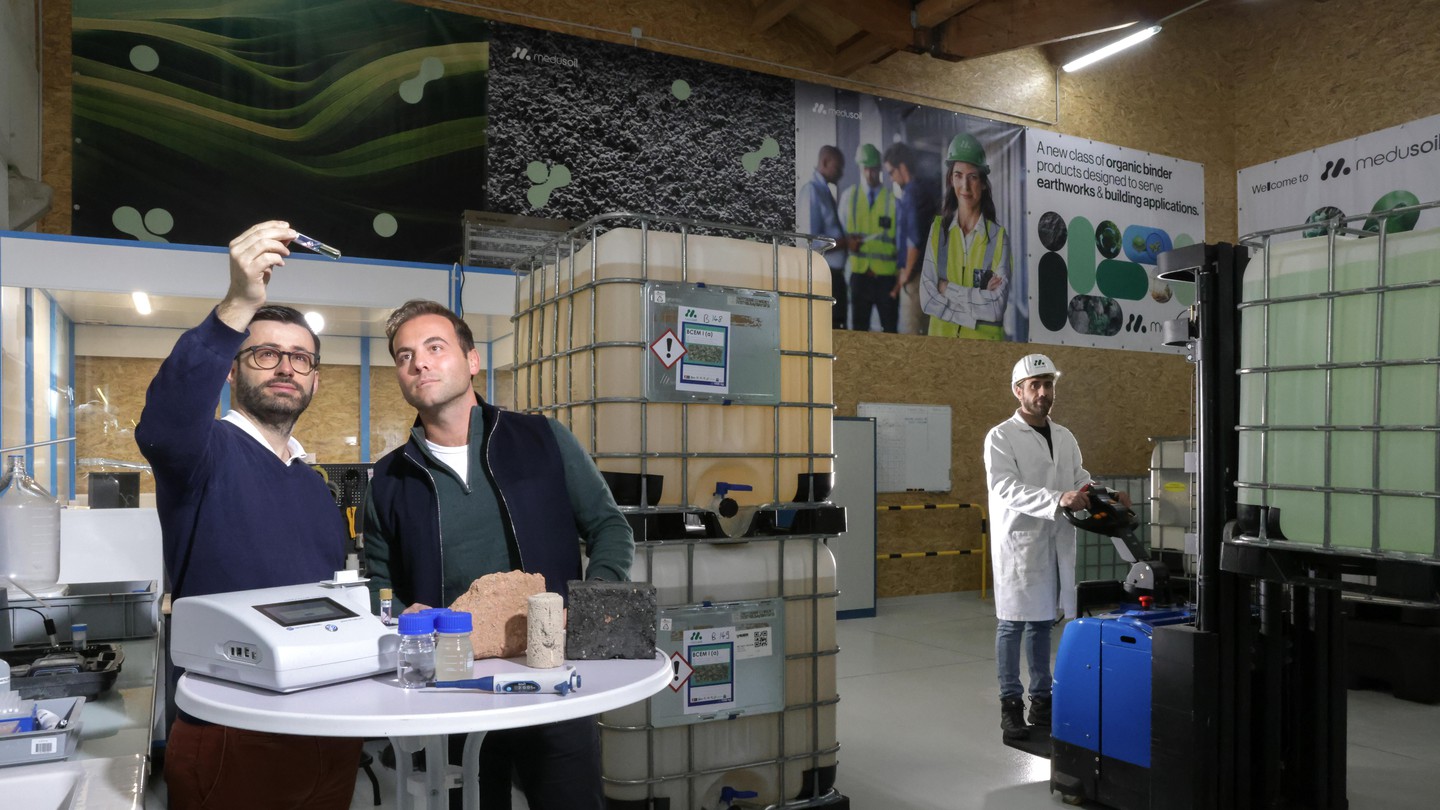 Une partie de l’équipe de Medusoil, Vincent Laurençon, Dimitrios Terzis et Roberto Perez dans l'usine de production du canton de Vaud.  © Alain Herzog / EPFL 2025 - CC-BY-SA 4.0