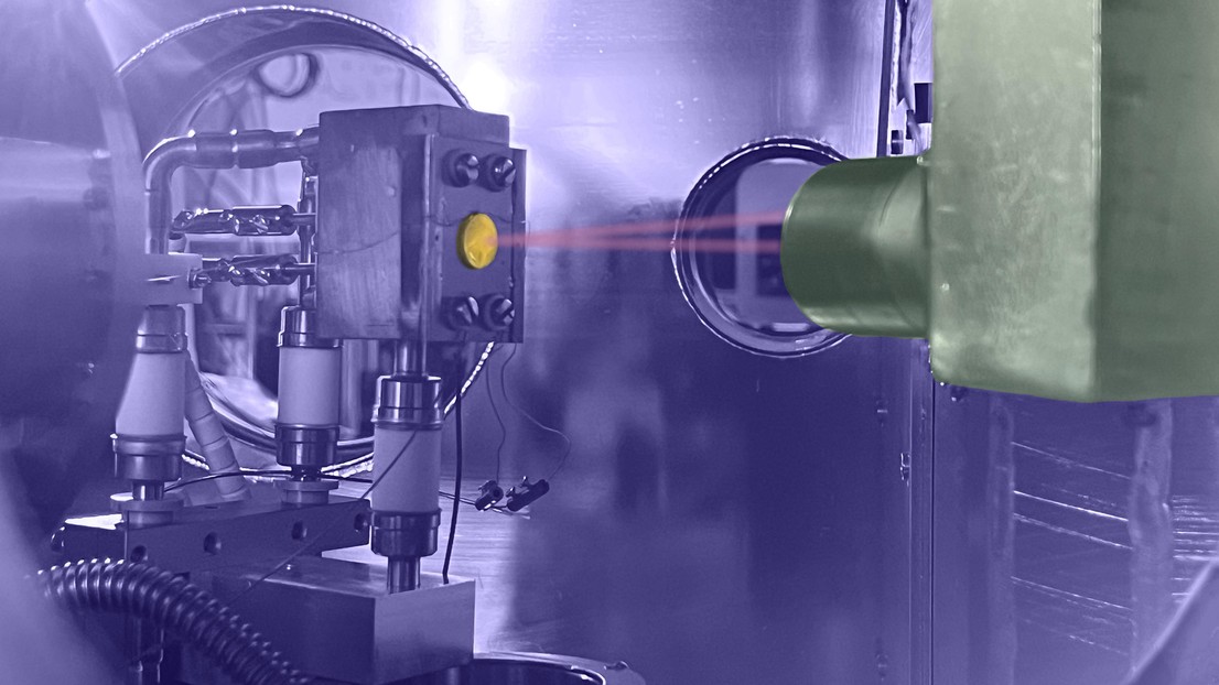 The vacuum chamber during a scattering experiment. The detector (grey) and the Au(111) gold surface (yellow). The lines indicate the path of the scattering molecular beam. Credit: C. Reilly (EPFL)