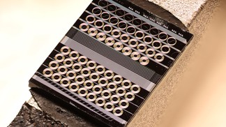 Ultra-broadband photonic chip boosts optical signals