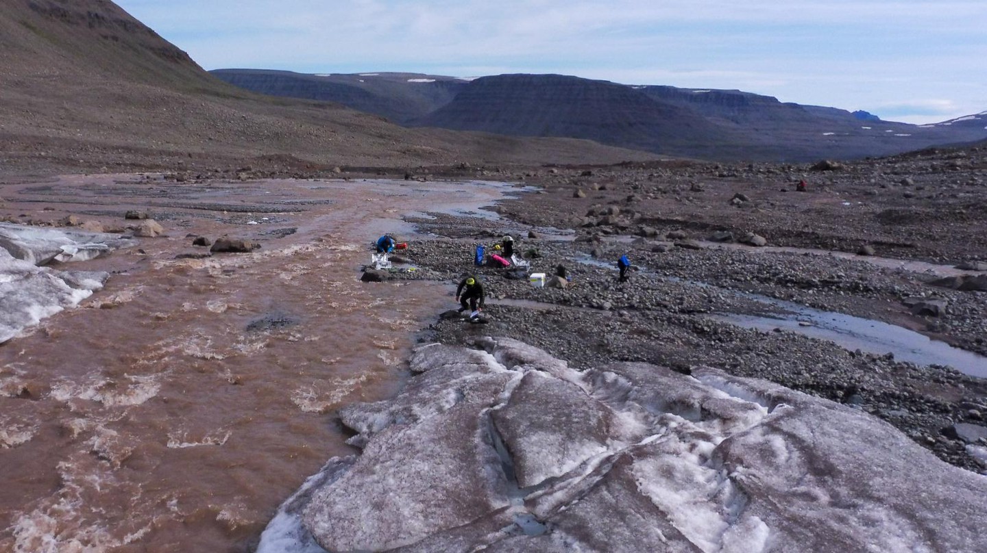 Les ruisseaux glaciaires pourraient bien subir un verdissement à l'avenir. © 2022 EPFL/Mike Styllas - CC-BY-SA 4.0