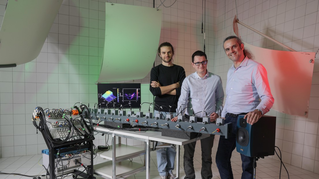 Un métamatériau developpé par Mathieu Padlewski (à gauche), Romain Fleury and Hervé Lissek (à droite). © 2025 EPFL / Alain Herzog