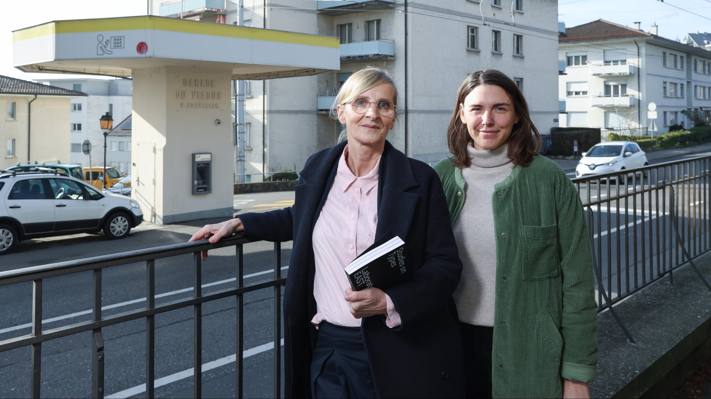 Anjy Fröhlich and Lara Monti in front of a dismanteled filling stations. © Alain Herzog / 2024 EPFL