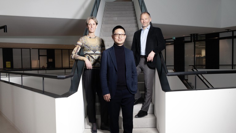 The research team is led by EPFL professor Li Tang (middle), with Camilla Jandus (UNIGE, left) and Olivier Michielin (HUG, right) © Alban Kakulya