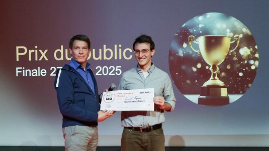 Nicolas Devulder de Garrett, remet le prix du public à Manuel Loparco © 2025 EPFL