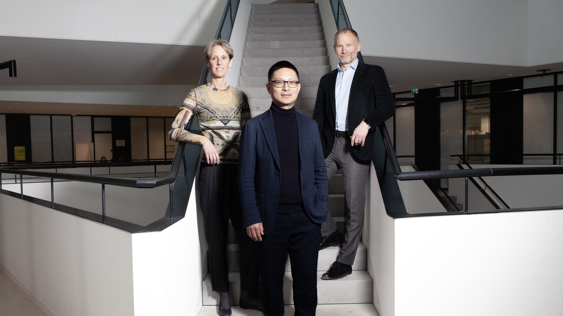 The research team is led by EPFL professor Li Tang (middle), with Camilla Jandus (UNIGE, left) and Olivier Michielin (HUG, right) © Alban Kakulya