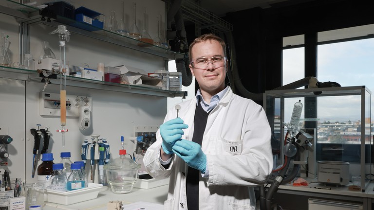 Kevin Sivula au laboratoire. © 2025 EPFL / Alain Herzog