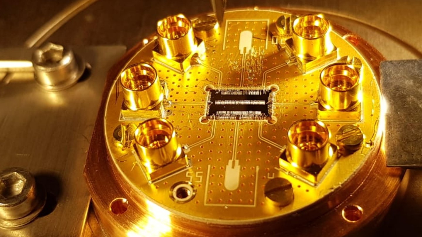 Chip with the couple cavity arrays (CCAs) wire bonded to a printed circuit board on top of a copper holder. 2025 EPFL/HQC - CC-BY-SA 4.0