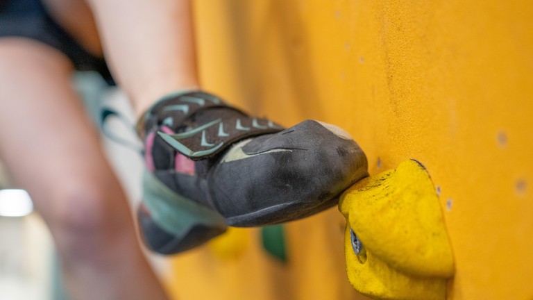 The colourful holds in climbing gyms collect rubber abrasion from the soles, which also gets into the air. Photo: Aaron Kintzi/CeMESS