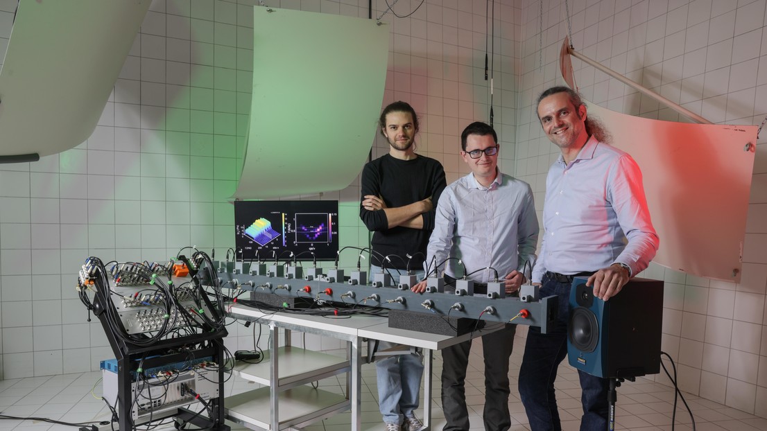 A metamaterial developed by Mathieu Padlewski (left), Romain Fleury and Hervé Lissek (right). 2025 EPFL/Alain Herzog- CC-BY-SA 4.0