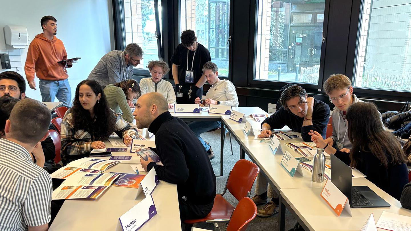 Des étudiants jouent à un jeu de diplomatie quantique de l'Open Quantum Institute © 2025 EPFL/ QSE Center  - CC-BY-SA 4.0