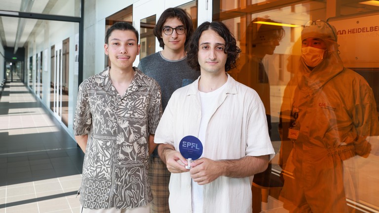 Leo Sierra, Tom Herrmann, Alexandros Dellios avec l'aide d'un doctorant en salle blanche. 2025 EPFL/Alain Herzog - CC-BY-SA 4.0