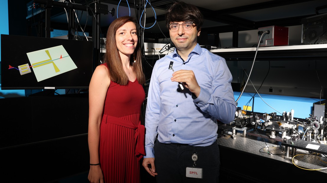 Cristina Benea-Chelmus, responsable du HYLAB et doctorant Yazan Lampert. 2025 EPFL Alain Herzog  CC BY SA 4.0