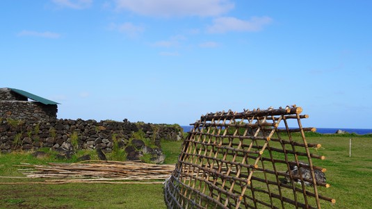 Reconstitution d'un Hare Paenga sur l'île de Pâques. 2025 EPFL/Chloé Joly-Pottuz - CC-BY-SA 4.0
