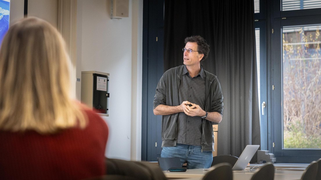Pierre Gönczy donnant un cours de biologie cellulaire et du développement - EPFL/Titouan Veuillet - CC-BY-SA 4.0