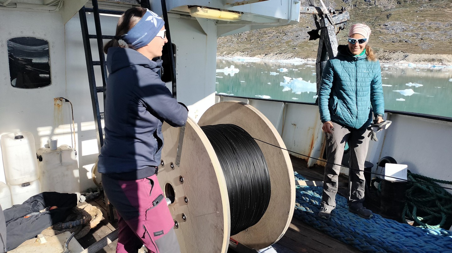 Fiber-optic cable deployment with EPFL assistant tenure track professor Julia Schmale, on the left. © Dominik Gräff
