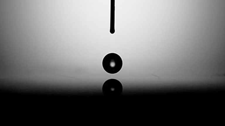 A silicon oil droplet bouncing above a vibrating mica surface. 2025 EMSI LFMI EPFL CC BY SA