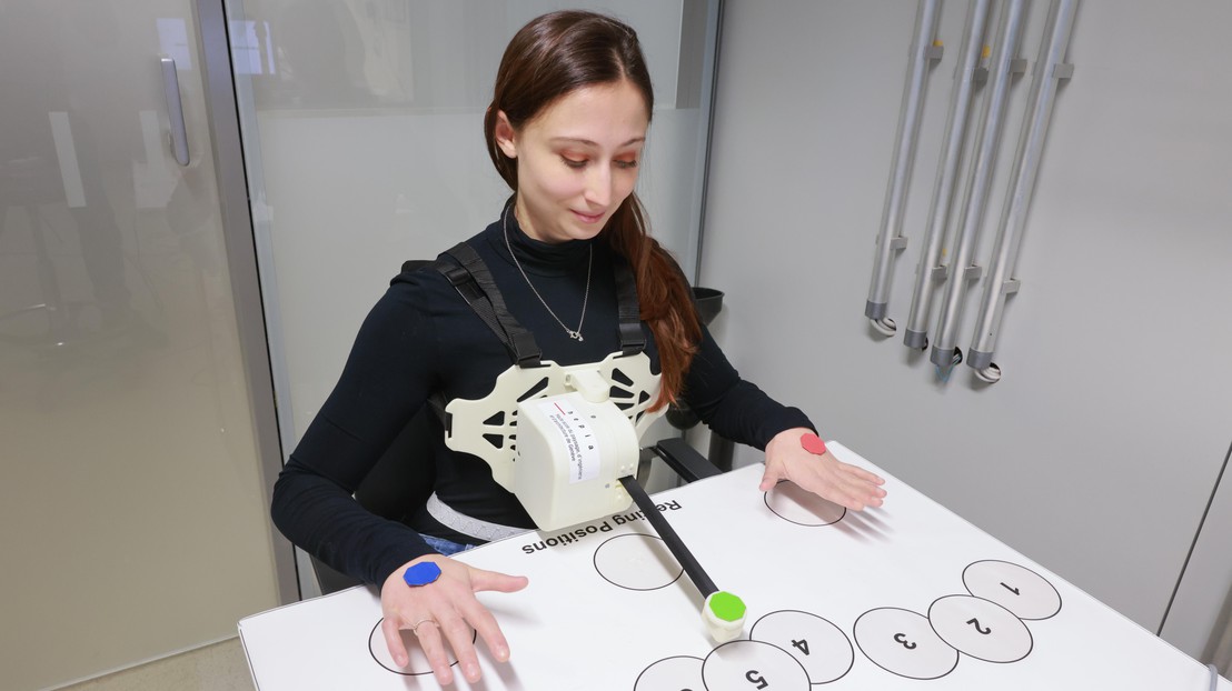 © Martina Gini contrôle un bras robotique simplifié avec la respiration. © EPFL / Alain Herzog - CC-BY-SA 4.0