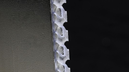 La gyroïde, une structure tridimensionnelle faite de surfaces courbes continues. 2025 EPFL/Alain Herzog - CC-BY-SA 4.0