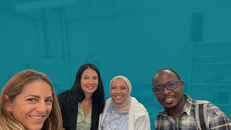 Joseph Jjagwe avec Carine Micheloud et Kelly Rosset, administratrices de l'EXAF, et Nehal Ghoneim, co-bénéficiaire, dans le laboratoire de l'EPFL à Neuchâtel © 2025 EPFL