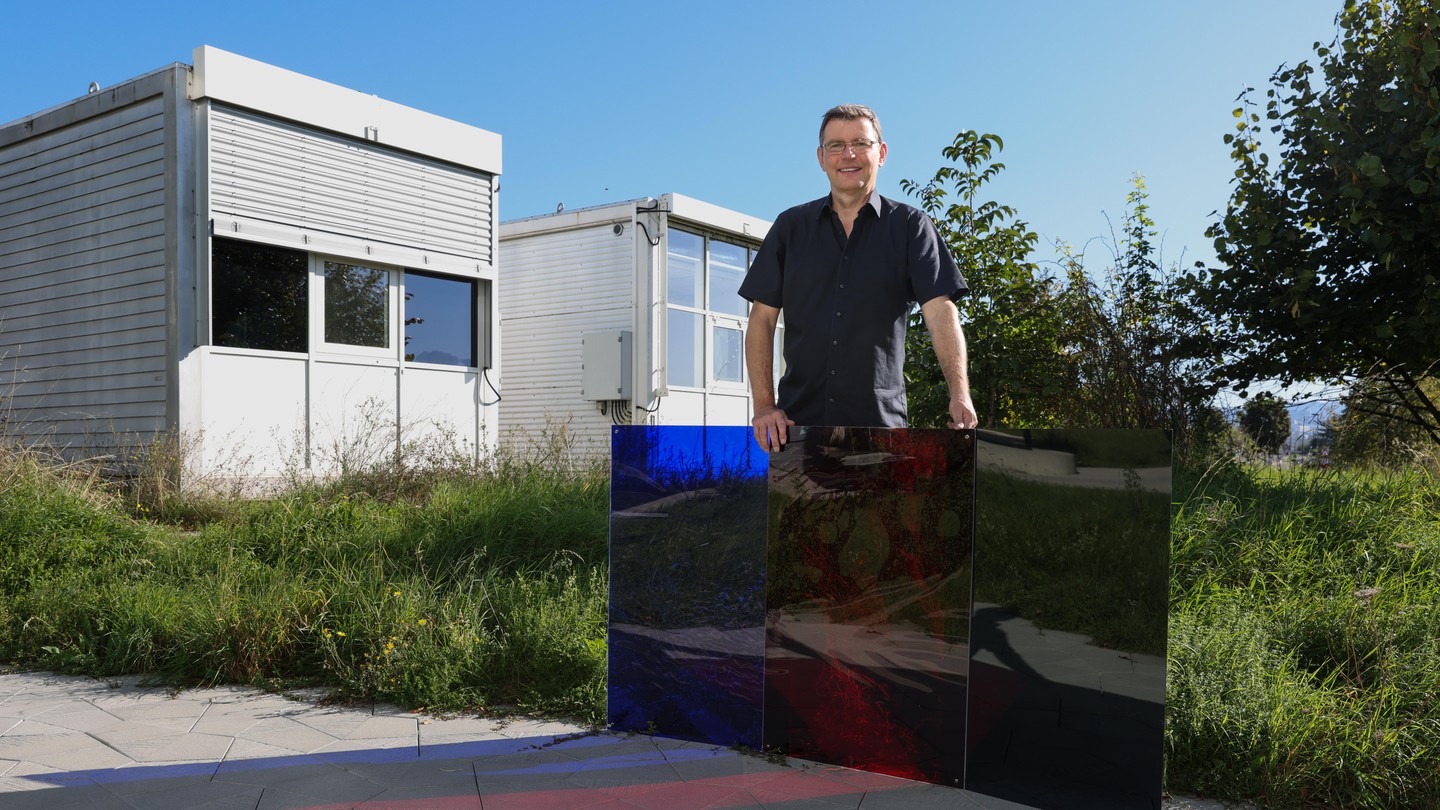 Jan Wienold présente les filtres de couleur utilisés dans l'expérience menée par le laboratoire LIPID.  2025 EPFL/Alain Herzog - CC-BY-SA 4.0