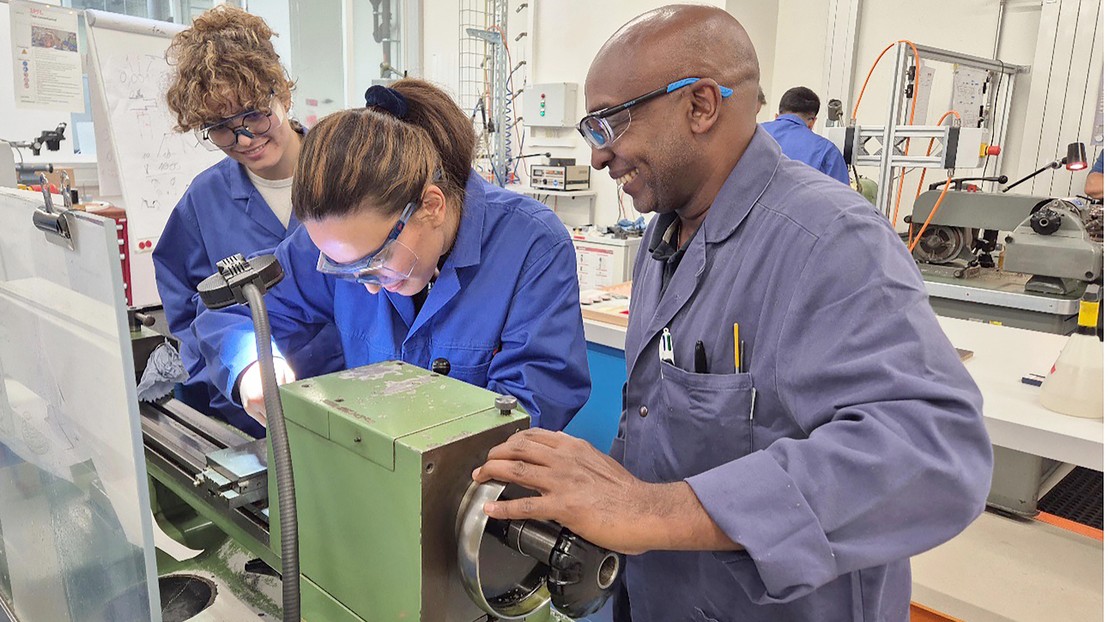 ATPR instructor Mulugeta Tesfu and students use a lathe. 2025 PAT EPFL CC BY SA2025 PAT EPFL C BY SA