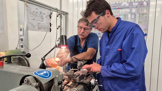 ATPR instructor Alfred Thomas and a student use a lathe. 2025 PAT EPFL CC BY SA
