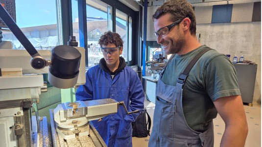 ATME instructor Romain Baumer milling with a student. 2025 PAT EPFL CC BY SA